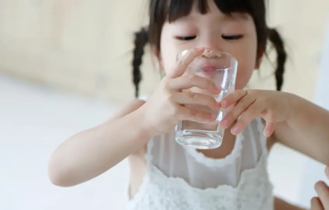 Mẹo nhỏ này giúp mẹ không cần quát mắng, vẫn giúp bé chủ động uống nước - Ảnh 1.