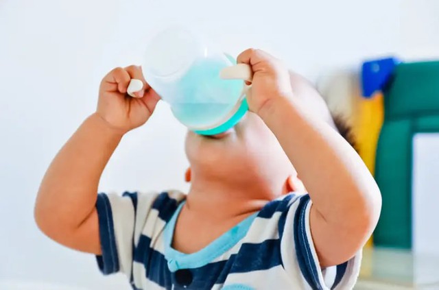 Mẹo nhỏ này giúp mẹ không cần quát mắng, vẫn giúp bé chủ động uống nước - Ảnh 2.