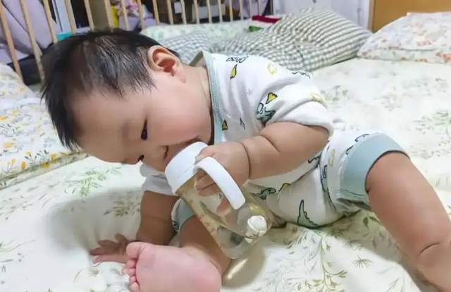 Mẹo nhỏ này giúp mẹ không cần quát mắng, vẫn giúp bé chủ động uống nước - Ảnh 3.