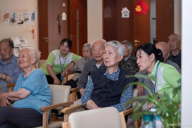 Người trẻ đồng loạt không sinh con, 30 năm nữa sẽ ra sao? Nhật Bản đang trải qua điều đó - Ảnh 2.