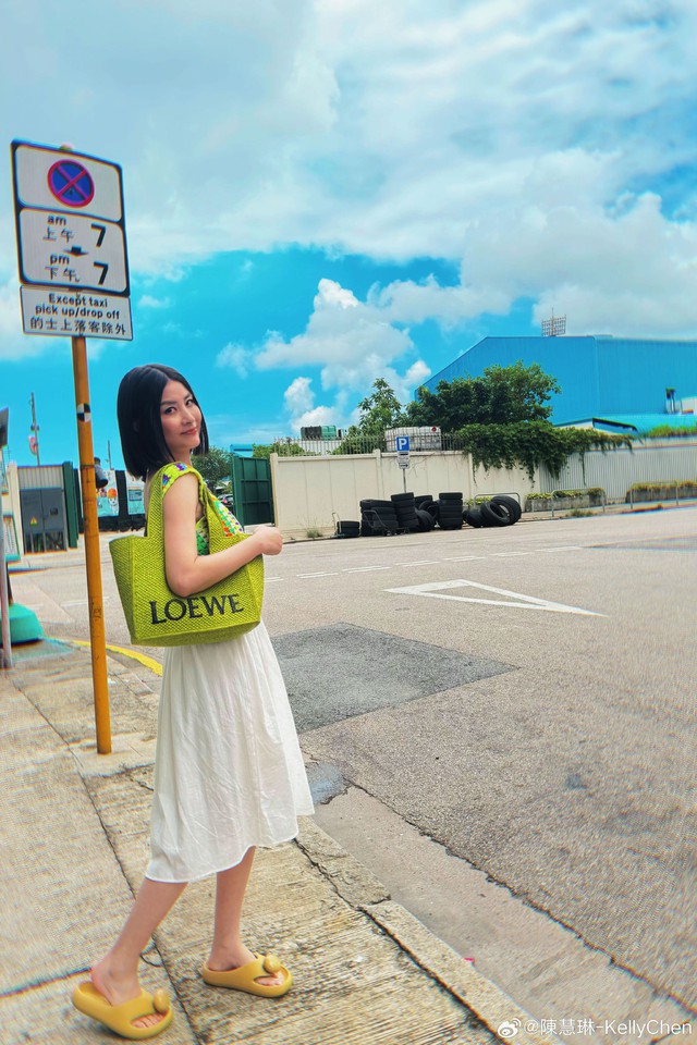 Bức ảnh dạo công viên gây sốt của nữ diễn viên 53 tuổi: Chẳng cần 