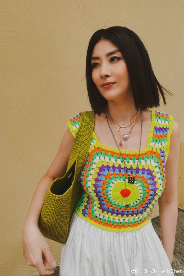 Bức ảnh dạo công viên gây sốt của nữ diễn viên 53 tuổi: Chẳng cần 