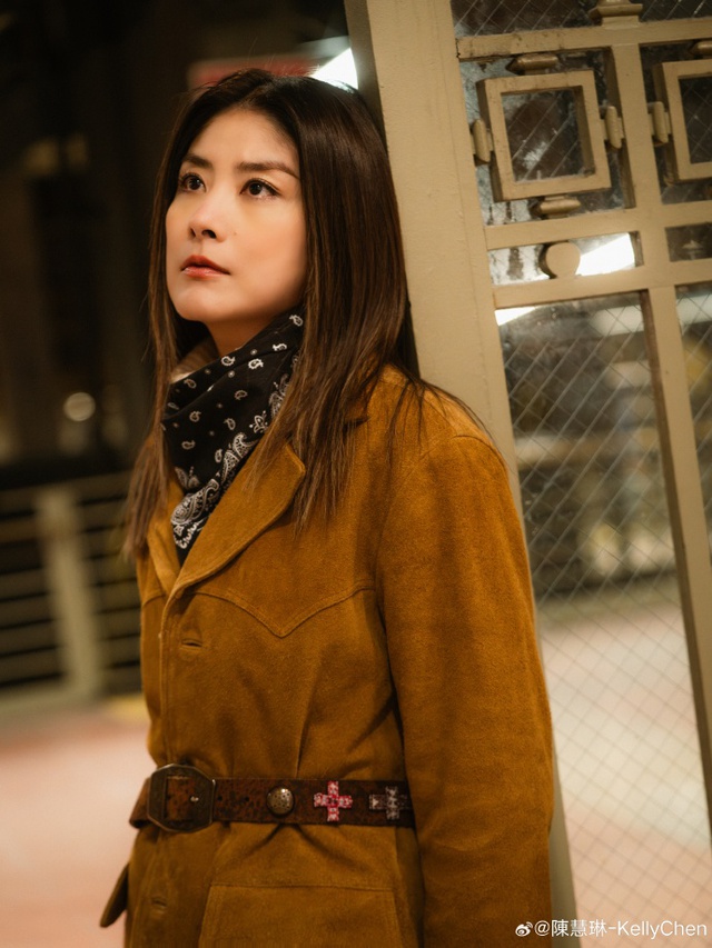 Bức ảnh dạo công viên gây sốt của nữ diễn viên 53 tuổi: Chẳng cần 