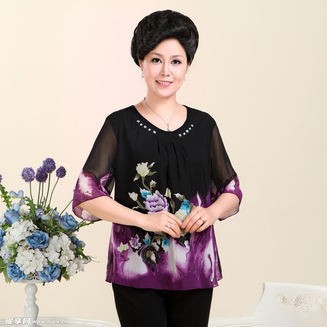 Bức ảnh dạo công viên gây sốt của nữ diễn viên 53 tuổi: Chẳng cần 