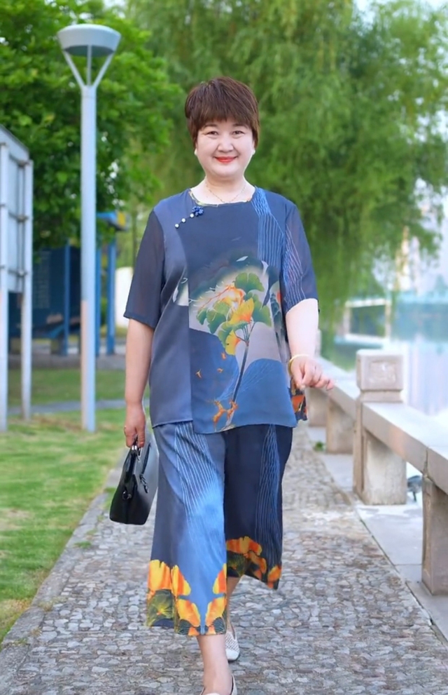 Bức ảnh dạo công viên gây sốt của nữ diễn viên 53 tuổi: Chẳng cần 