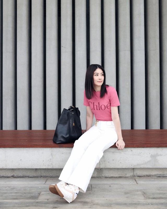 Bức ảnh dạo công viên gây sốt của nữ diễn viên 53 tuổi: Chẳng cần 