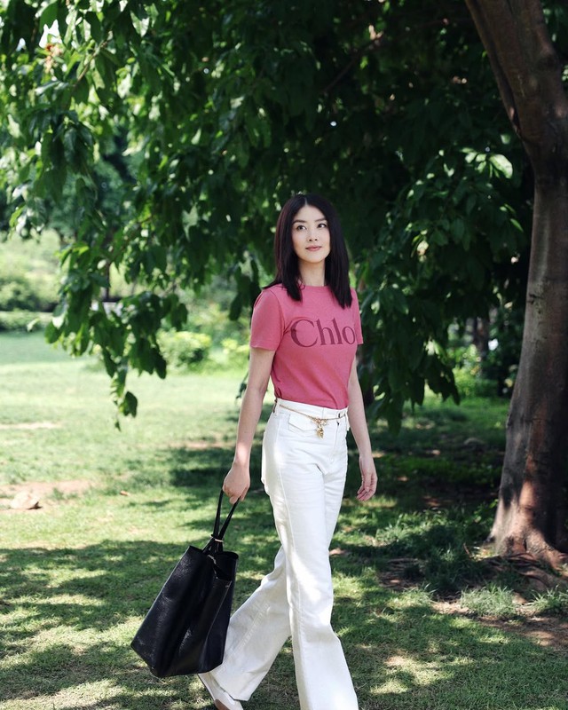 Bức ảnh dạo công viên gây sốt của nữ diễn viên 53 tuổi: Chẳng cần 