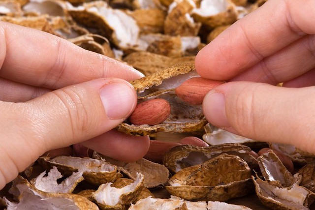 Ăn gì để giảm sự khó chịu thời kỳ mãn kinh? Trong 3 loại thực phẩm thuộc top đầu, bất ngờ có cả đậu phộng - Ảnh 4.