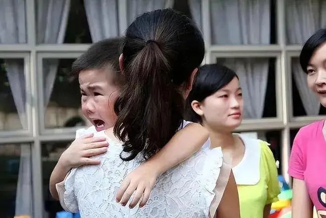 Em bé cứ nhìn 1 người nào đó là khóc thét: Người ngoài có thể không hiểu, nhưng bố mẹ cần nắm rõ - Ảnh 1.