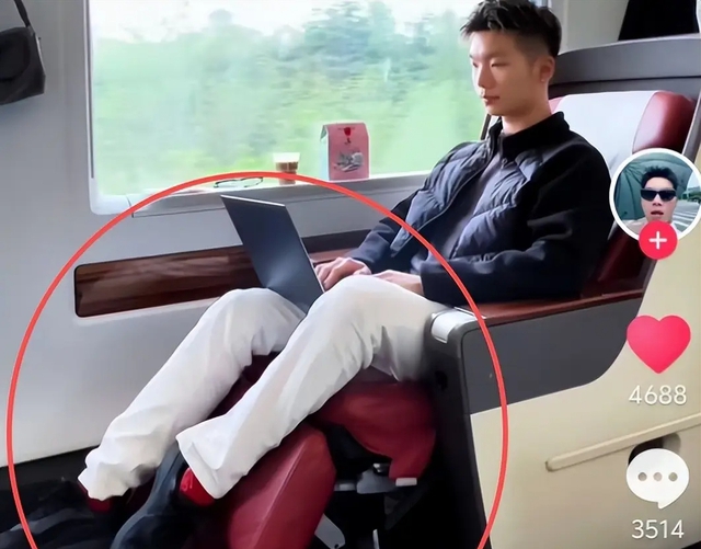 Bức ảnh n&agrave;y c&oacute; g&igrave; m&agrave; bị mỉa mai: Người ngh&egrave;o khoe gi&agrave;u sang thật cay đắng? - Ảnh 1.