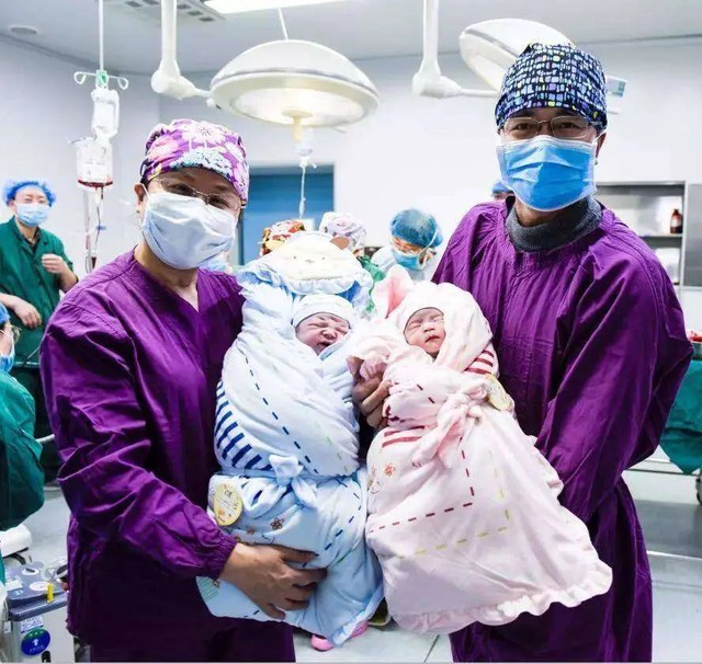 Người mẹ 56 tuổi mất con một lần nữa làm IVF sinh đôi trai gái, đối diện lời khuyên 