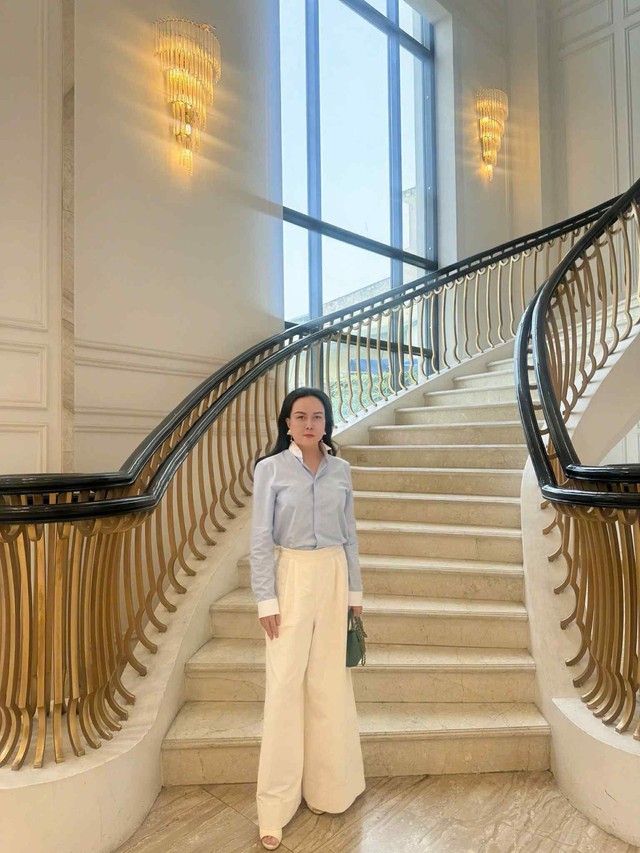 Cuộc sống vi&ecirc;n m&atilde;n ở tuổi U50 của Phượng Chanel: Sống độc th&acirc;n vui vẻ, t&agrave;i sản lớn nhất l&agrave; 3 c&ocirc; con g&aacute;i xinh đẹp v&agrave; ngoan ngo&atilde;n - Ảnh 1.