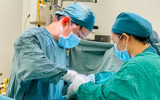 Hiếm gặp: Cứu b&eacute; g&aacute;i 6 ng&agrave;y tuổi bị vi&ecirc;m ruột thừa vỡ - Ảnh 1.