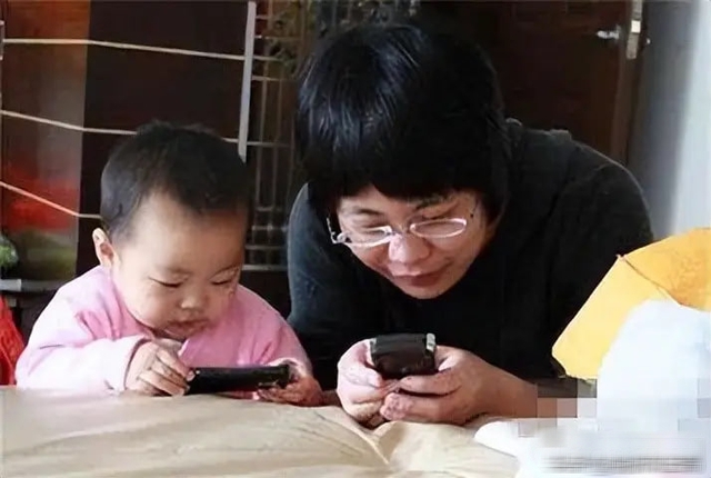 Nội dung phản cảm tràn lan: Mạng xã hội đang âm thầm “đánh cắp” tuổi thơ của trẻ - Ảnh 1.