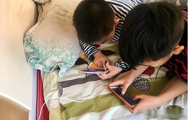 Nội dung phản cảm tràn lan: Mạng xã hội đang âm thầm “đánh cắp” tuổi thơ của trẻ - Ảnh 2.