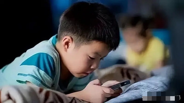 Nội dung phản cảm tràn lan: Mạng xã hội đang âm thầm “đánh cắp” tuổi thơ của trẻ - Ảnh 3.