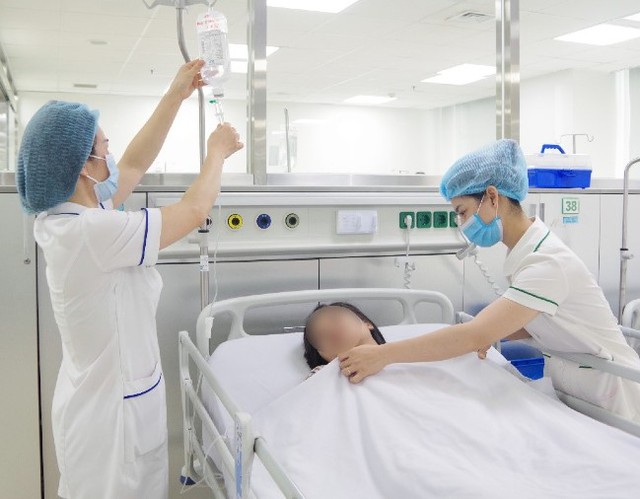 Video l&uacute;c 4h s&aacute;ng ghi lại cảnh tượng người đ&agrave;n &ocirc;ng đang tập thể dục th&igrave; gục xuống, v&agrave;i ph&uacute;t sau tỉnh lại: Lời cảnh b&aacute;o cho người trẻ - Ảnh 1.