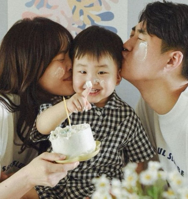 Yêu cầu con “chấm điểm” cha mẹ? Cẩn thận, bạn có thể đang vô tình thao túng con mình - Ảnh 1.