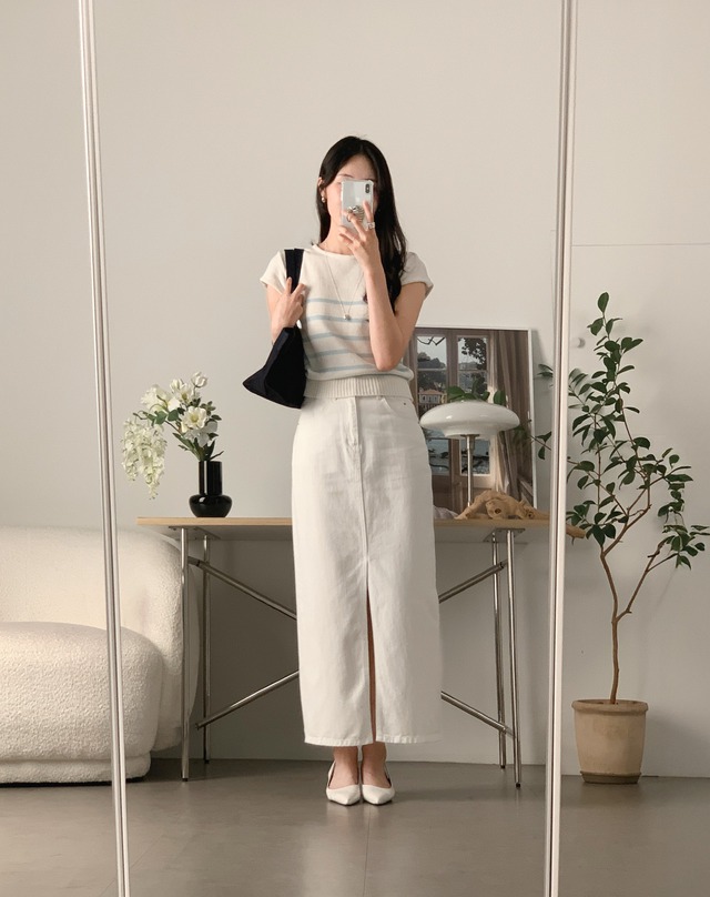 Chị em cứ mặc ch&acirc;n v&aacute;y s&aacute;ng m&agrave;u thật nhiều v&agrave;o m&ugrave;a h&egrave;, vừa nhẹ m&aacute;t vừa trẻ hẳn ra - Ảnh 1.