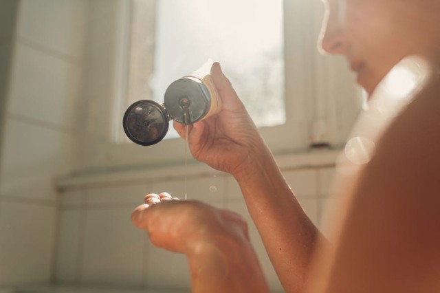 Gội đầu không phải cứ xả nước 2 lần là xong: Chuyên gia tóc chỉ ra 3 nguyên tắc “gội đúng cách”, nhiều người làm sai nên càng hại tóc - Ảnh 2.