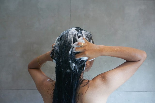 Gội đầu không phải cứ xả nước 2 lần là xong: Chuyên gia tóc chỉ ra 3 nguyên tắc “gội đúng cách”, nhiều người làm sai nên càng hại tóc - Ảnh 1.