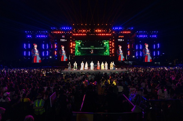 Hàng chục nghìn người