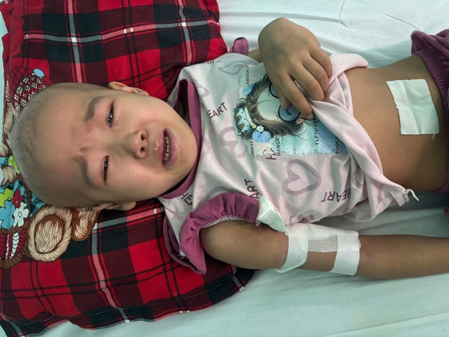 Xót xa hoàn cảnh người phụ nữ có chồng tàn tật, con mắc ung thư máu - Ảnh 1.