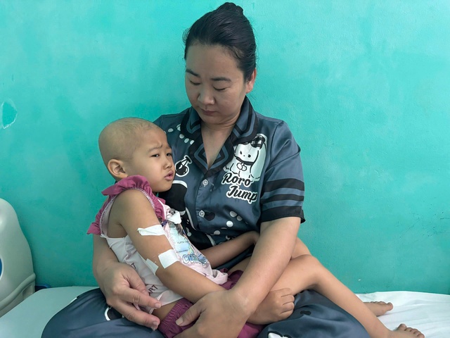 Xót xa hoàn cảnh người phụ nữ có chồng tàn tật, con mắc ung thư máu - Ảnh 2.