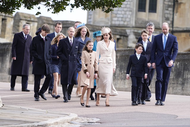 Không phải George hay Louis, mỹ nam tỏa sáng đứng cạnh Vương phi Kate trong lễ Phục sinh Hoàng gia Anh năm nay là ai? - Ảnh 1.