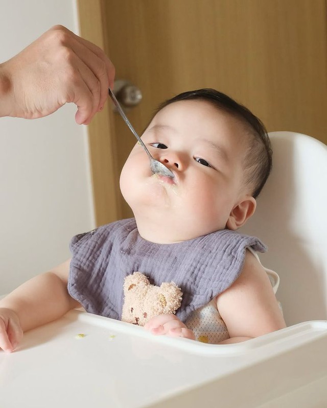 Bé 8 tháng tuổi uống nước mật ong suýt mất mạng: Bác sĩ cảnh báo 6 thực phẩm tuyệt đối tránh trước 1 tuổi - Ảnh 1.