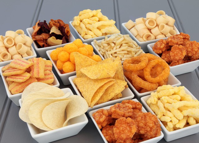 Ăn vặt kiểu “chống đói” tưởng vô hại, ai ngờ 5 món quen mặt này lại không thể thay cơm, ăn nhiều chỉ hại dạ dày - Ảnh 1.
