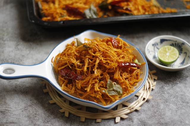 Ăn vặt kiểu “chống đói” tưởng vô hại, ai ngờ 5 món quen mặt này lại không thể thay cơm, ăn nhiều chỉ hại dạ dày - Ảnh 2.