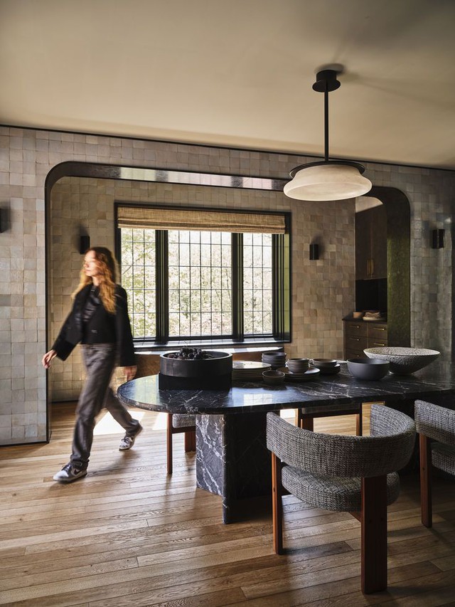 Quên mỹ phẩm đắt tiền đi, nữ tài phiệt U50 vung tiền tậu đá cẩm thạch dị bản để