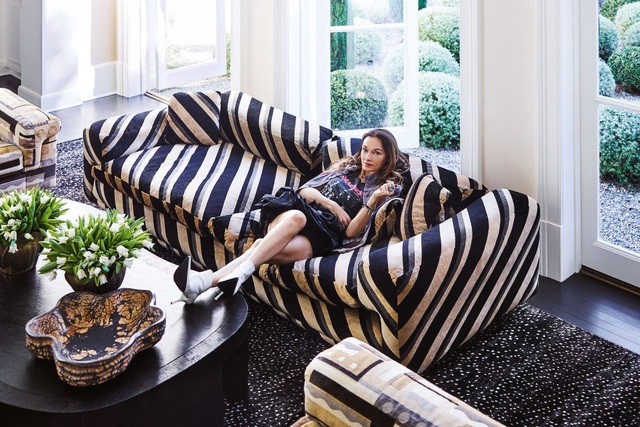 Quên mỹ phẩm đắt tiền đi, nữ tài phiệt U50 vung tiền tậu đá cẩm thạch dị bản để