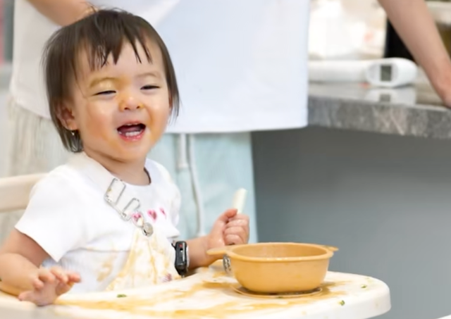 Mẹ Lucie Nguyễn vắng nh&agrave;, một m&igrave;nh &ldquo;mom Dương&rdquo; c&acirc;n hai b&aacute;nh b&egrave;o: &Aacute;i nữ trả treo cực gắt, khiến d&acirc;n t&igrave;nh đ&ograve;i 