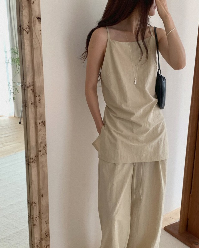 4 mẫu áo mùa hè nhẹ mát nhất, diện vào ngày nắng nóng đỉnh điểm lại càng phù hợp - Ảnh 1.