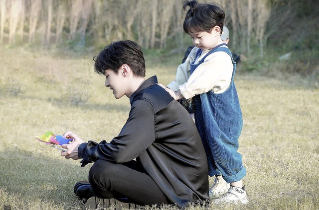 Mẹ nuôi dưỡng đứa trẻ biết điều, bố nuôi dưỡng đứa trẻ tự tin giao tiếp - Ảnh 1.