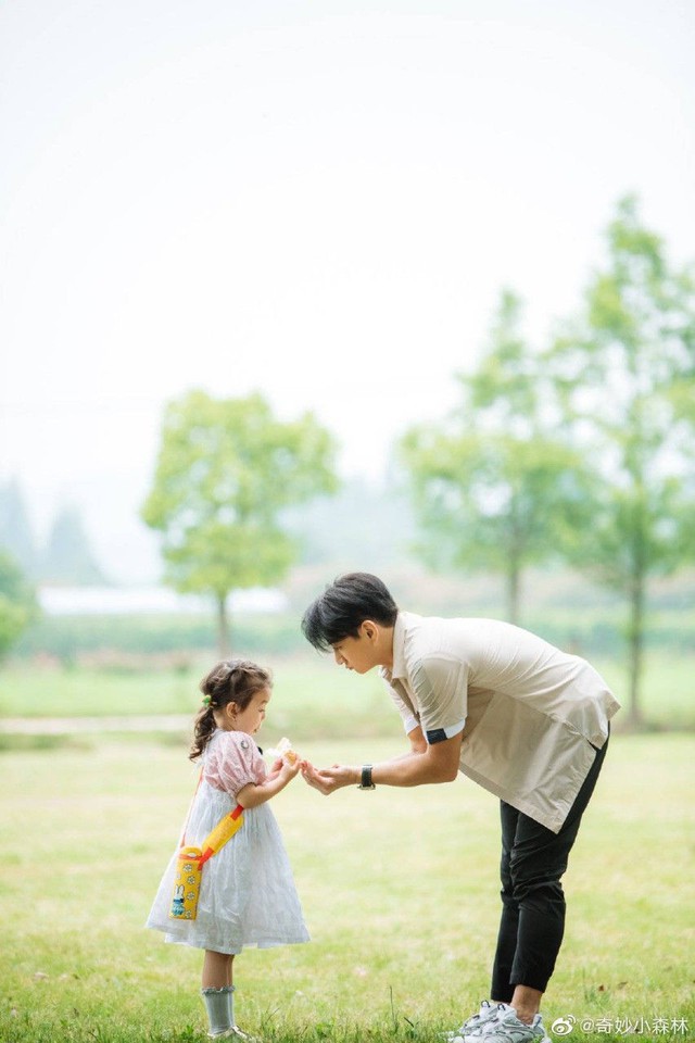 Mẹ nuôi dưỡng đứa trẻ biết điều, bố nuôi dưỡng đứa trẻ tự tin giao tiếp - Ảnh 2.