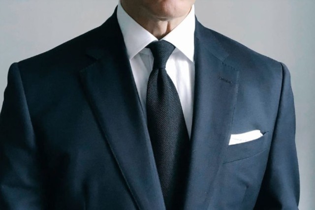 Sự thật về bộ suit có phần vai nhăn nhúm và chiếc cà vạt thắt lệch viral mấy hôm nay - Ảnh 4.