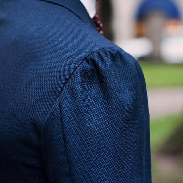 Sự thật về bộ suit có phần vai nhăn nhúm và chiếc cà vạt thắt lệch viral mấy hôm nay - Ảnh 2.