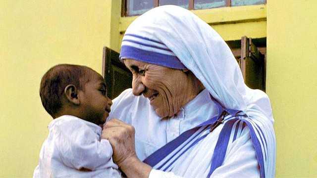 Mẹ Teresa – “Người mẹ của những người khốn cùng”: Người phụ nữ dành cả cuộc đời để ôm lấy những con người bị thế giới bỏ quên - Ảnh 3.