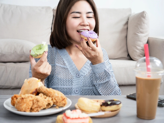 R&otilde; r&agrave;ng kh&ocirc;ng ăn nhiều nhưng vẫn cứ b&eacute;o? B&aacute;c sĩ Nhật Bản chỉ điểm 7 th&oacute;i quen g&acirc;y tăng c&acirc;n, ngay cả 