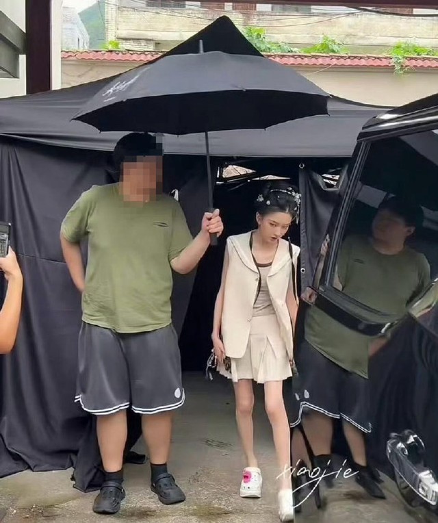 Sốc với clip nữ diễn viên đình đám lộ đôi chân gầy trơ xương, biến dạng đến mức lõm sâu - Ảnh 4.