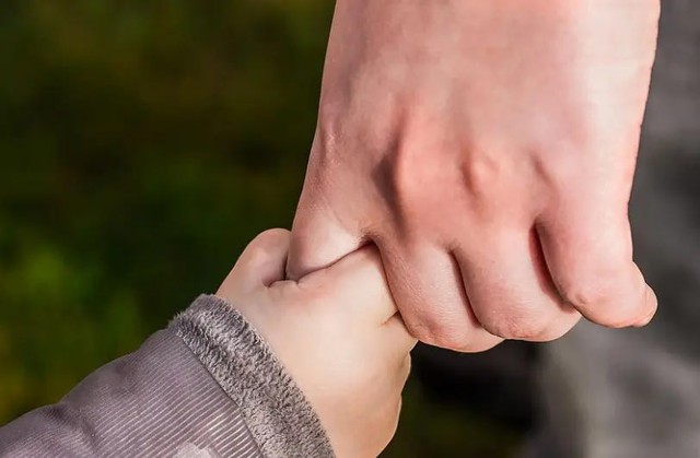 Bàn tay của bố là “vùng an toàn” quan trọng của con trẻ - Ảnh 1.