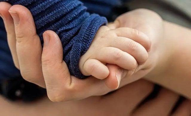 Bàn tay của bố là “vùng an toàn” quan trọng của con trẻ - Ảnh 2.