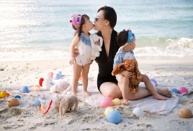 Cặp song sinh Phương Oanh tr&ograve;n 2 tuổi: Những khoảnh khắc đ&aacute;ng y&ecirc;u v&agrave; h&agrave;i hước - Ảnh 1.