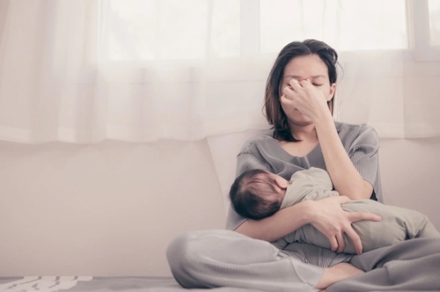 Mẹ trẻ H&agrave; Nội trầm cảm nặng v&igrave; mặc cảm mất sữa v&agrave; tự tr&aacute;ch m&igrave;nh l&agrave; người mẹ tồi - Ảnh 1.