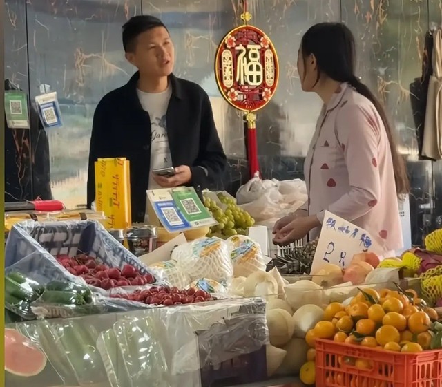 1 mẹ bỉm ở nhà trông con muốn mua quả sầu riêng, bị chồng mắng giữa chợ: “Suốt ngày chỉ biết ăn