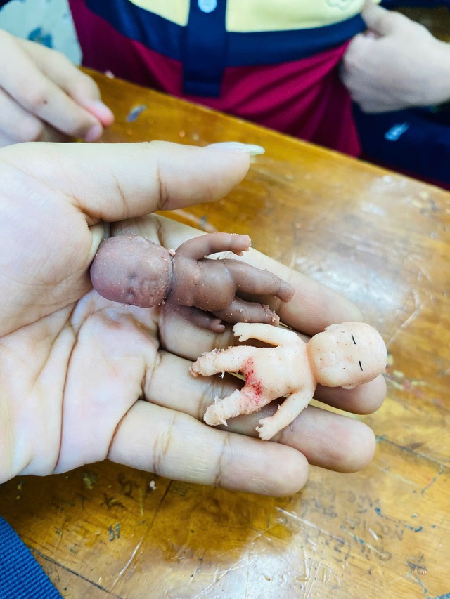 Trào lưu “búp bê Natasha” gây tranh cãi mà siêu mẫu Hà cũng phải lên tiếng: Để trẻ xả stress bằng hành động mô phỏng bạo lực, có nên không? - Ảnh 1.