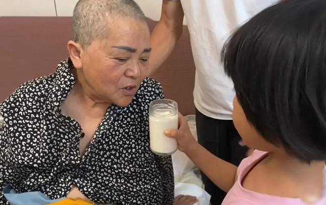Người mẹ 67 tuổi sinh con v&agrave; chồng 75 tuổi chăm s&oacute;c gia đ&igrave;nh giữa kh&oacute; khăn - Ảnh 1.